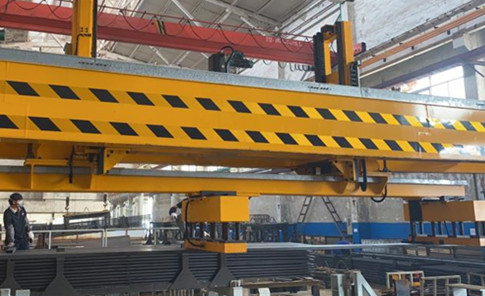 Obtenga Eficiencia con Pinza Magnética en Paletizado Automatizado de Tubos de Acero