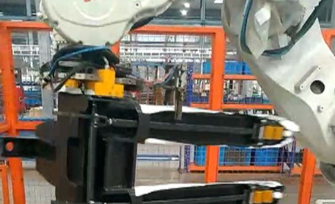 Recogida y Colocación Magnética de Carro de Horquillas: Pinza Magnética en e Robot ABB