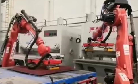 Carga y Descarga de Pinza Robótica Electromagnética para Proceso de Corte de Metal