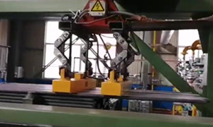 Pinzas Magnéticas en Sistema de Pórtico Robótico que Manipula Tubos de Acero en Fila