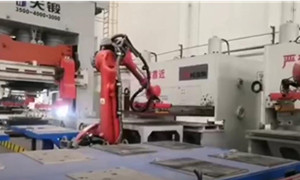 Carga y Descarga de Pinzas Robóticas Electromagnéticas para Procesos de Corte de Metal